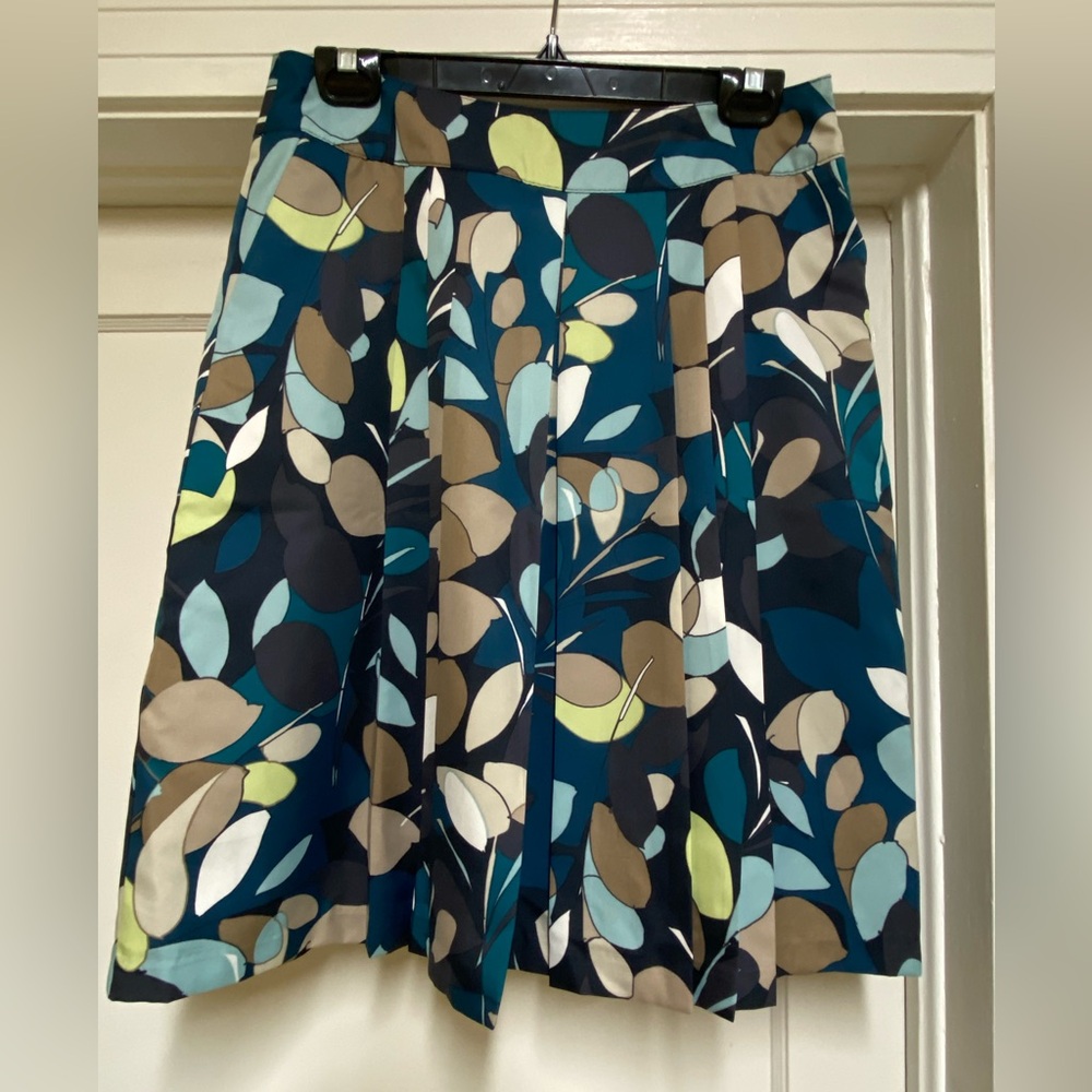 Ann Taylor size 6 like-new pleated skirt with pockets and side-zip
